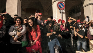 كرنفال "حرب البرتقال" في إيطاليا