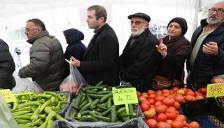 مواطنون أتراك يُقبلون على أكشاك الأطعمة الرخيصة