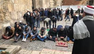 الصلاة عند الأبواب الخارجية للأقصى