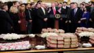 ترامب يستقبل رياضيين في البيت الأبيض بالهامبرجر والدجاج المقلي