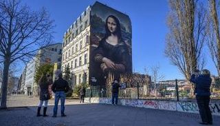 لوحة لدافنشي تزين أحد مباني مدينة برلين الألمانية