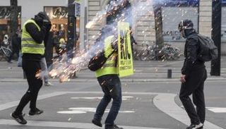 الشرطة الفرنسية تستخدم الكرات الوامضة ضد المتظاهرين