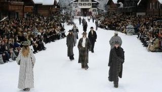 جانب من عرض أزياء دار "شانيل"