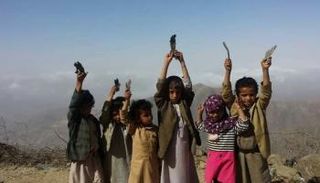 أطفال حجور يرفعون بقايا قذائف مليشيا الحوثي - أرشيفية 