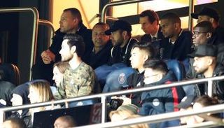 نيمار من مدرجات ملعب المباراة