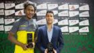 مدرب ولاعب التعاون يتسلمان جائزة الأفضل بالدوري السعودي