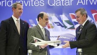 رئيس الخطوط القطرية يلقى معاملة مهينة داخل تحالف ون وورلد