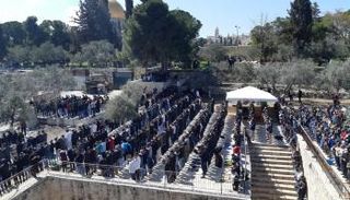 الصلاة قرب باب الرحمة اليوم