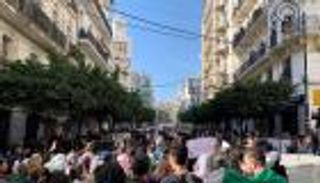 أسبوع الجزائر.. تعهدات لبوتفليقة واتساع الاحتجاجات ضد الولاية الخامسة