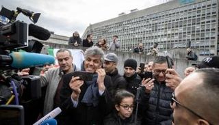 رشيد نكاز أمام مبنى مستشفى جامعة جنيف