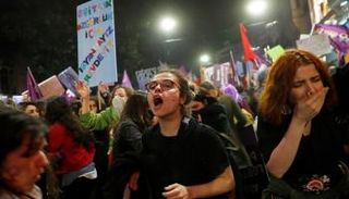 الشرطة التركية تقمع مظاهرة نسائية في إسطنبول