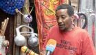 بالصور.. فنان إثيوبي يحول مخلفات البلاستيك إلى أدوات للزينة