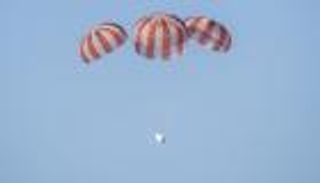 بالصور.. عودة كبسولة "سبيس إكس" غير المأهولة إلى الأرض