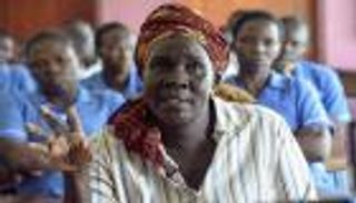 بالصور.. قابلة تنقذ النساء من الحرب والولادة في جنوب السودان