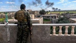 أحد عناصر قوات سوريا الديمقراطية