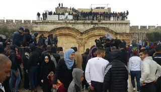 أول صلاة جمعة بالمسجد الأقصى بعد افتتاح باب الرحمة- أرشيفية