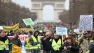 بالصور.. "السترات الصفراء" تجدد دماء الحركة بالاعتصام في باريس