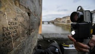 "ملائكة الجمال" يزيلون "الجرافيتي" من معالم فلورنسا