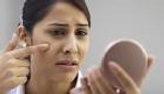 أسباب انسداد مسام البشرة.. وكيفية علاجه