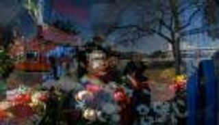 بالصور.. يوم المرأة مصدر رزق لبائعي الورد في كوريا الشمالية