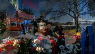 اليوم العالمي للمرأة مصدر رزق لبائعي الورد في كوريا الشمالية