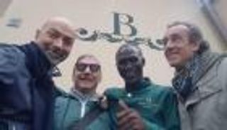 صاحب مخبز إيطالي يوظف سنغاليا قضى عامين يطلب صدقة أمام المحل