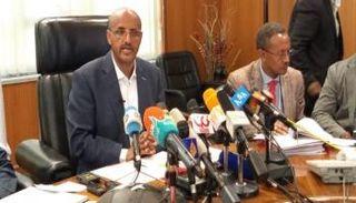 تيوولدي جبرماريام خلال المؤتمر الصحفي حول الطائرة الإثيوبية المنكوبة