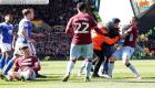 الاعتداء على لاعب أستون فيلا في ديربي "برمنجهام"