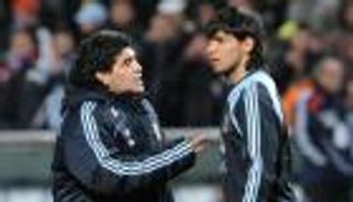 مارادونا يهاجم مدرب الأرجنتين بسبب أجويرو