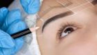"النانوبليدنج".. تقنية للحصول على حواجب مثالية