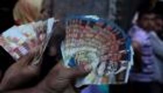 فلسطين.. تأخر الرواتب يعمق أزمة الأسواق
