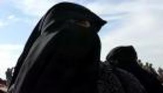 بريطانيا تجرد شقيقتين من الجنسية بسبب انضمامها إلى "داعش"