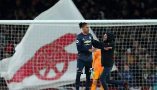 اعتداء مشجع أرسنال على كريس سمولينج