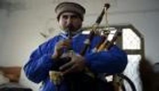 بالصور.. بعيدا عن اسكتلندا.. باكستان مصنع "مزامير القربة" في آسيا