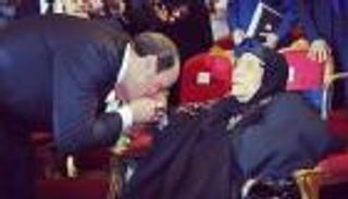 الحاجة غالية.. قصة معمرة مصرية مع السيسي خلال حفل "يوم الشهيد"