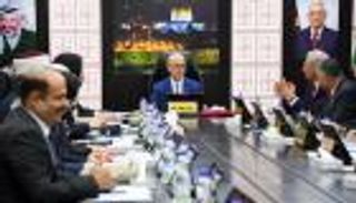 حكومة فلسطين تصرف أنصاف رواتب لموظفيها نتيجة "أزمة المقاصة"