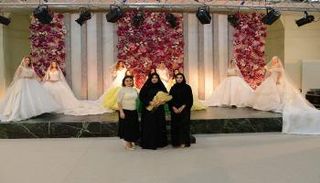 منى المنصوري خلال تكريمها في معرض "عروس الفجيرة"