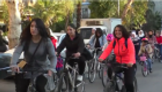 بالصور .. سوريات يركبْن الدراجات في مسيرة لِتحدي العادات السائدة