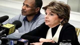 جلوريا ألرد وجاري دينيس خلال مؤتمر صحفي في نيويورك