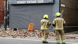 الطقس السيئ تسبب في سقوط جدار من أعلى أحد المباني في لندن