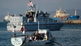 بريطاني مبتور الساق يسجل رقما قياسيا في اجتياز الأطلسي تجديفا