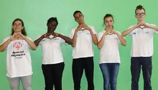 الفرنسيون الأربعة الممثلون لبلادهم في أولمبياد أبوظبي ومدربتهم