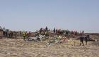 بالصور.. خبراء دوليون يتفقدون حطام الطائرة الإثيوبية المنكوبة