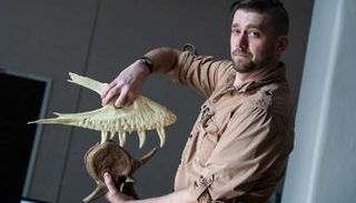 بيترسون يوضح كيف يهاجم الديناصور تي ريكس