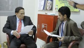 عادل إمام في مشهد من كواليس المسلسل