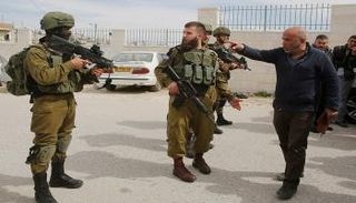 عناصر من جيش الاحتلال في موقع الحادث