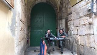 جنود الاحتلال يغلقون أحد أبواب المسجد الأقصى