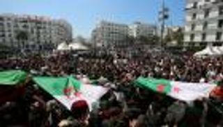 وكالة الأنباء الفرنسية: ألف أستاذ وطالب يتظاهرون وسط العاصمة الجزائرية