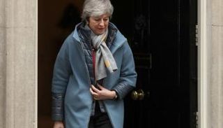 تيريزا ماي لدى توجهها إلى البرلمان