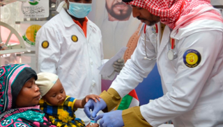 جانب من حملة الشيخة فاطمة الإنسانية لتخفيف معاناة الأطفال